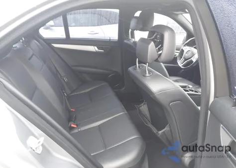 2013 Mercedes-Benz C 250 Sport z USA, uszkodzony, nr VIN WDDGF4HBXDA869821